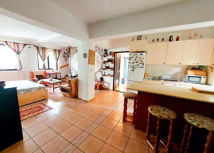 - Sleeps 2 - Balcony - Pets Ok Apartman